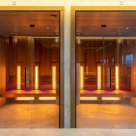 Helikon, Hotel