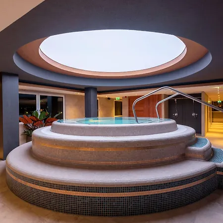 Helikon, Hotel